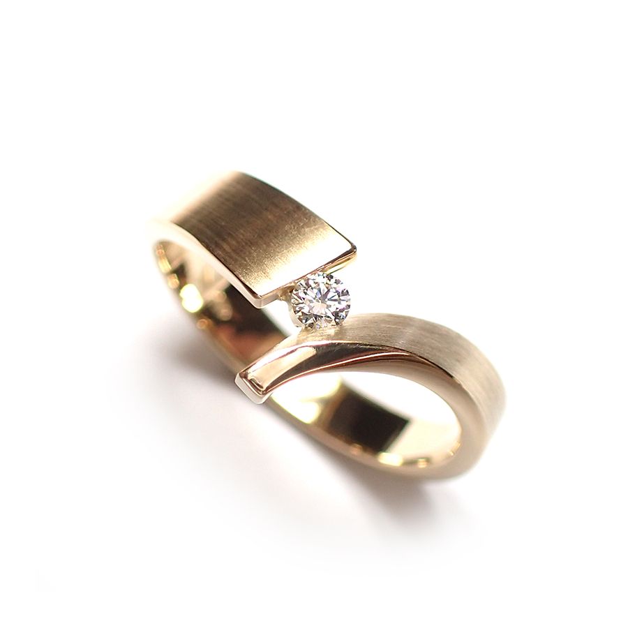 Een 14 krt geelgouden ring Cardillac model Curve met een diamant briljant geslepen 0.07 crt TW SI.